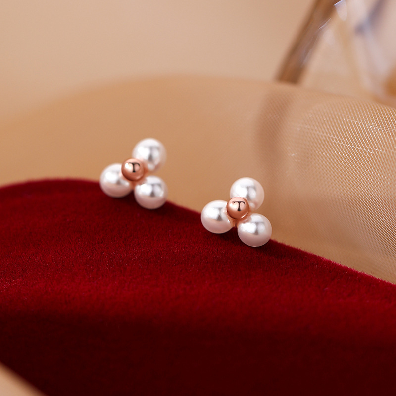 VOQ Silberfarbene runde Perlen-Dreieck-Ohrstecker für Damen, klassischer feiner Schmuck, minimalistische Accessoires, Perlenohrringe – Detail 7