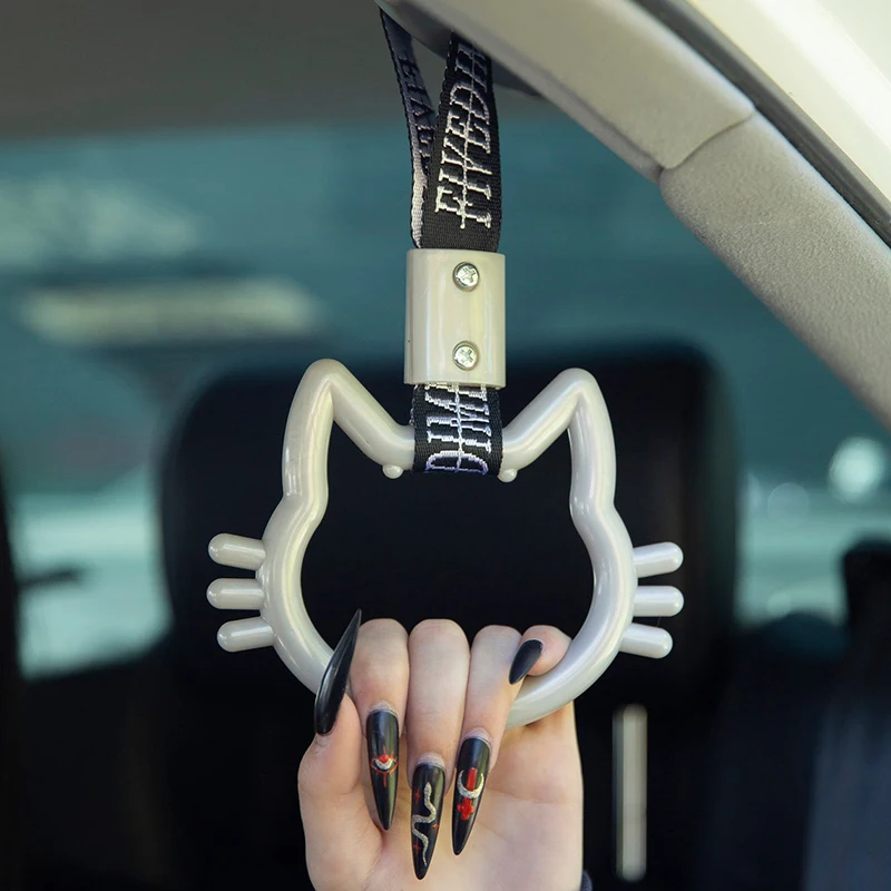 Tsurikawa JDM con forma de gato instalado en un coche