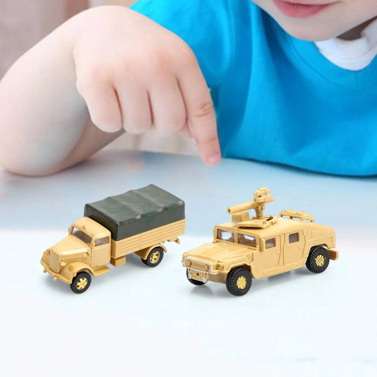2 Pieces 1:72 Assembly Model Toy Car Decorative Mini Pocket Size Play Models