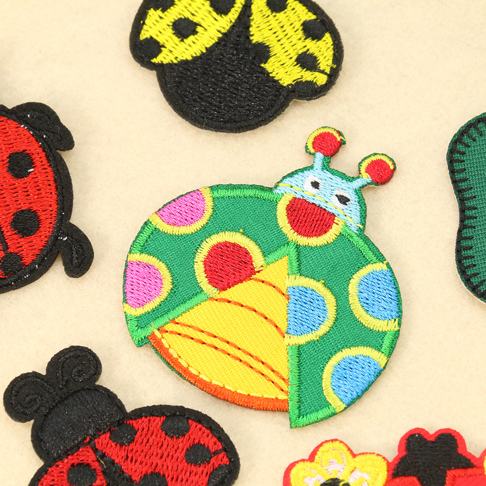 2pc Cartoon Marienkäfer vier blättrige Kleeblatt Stickerei Kleidung Aufkleber Kinder kleidung Schult asche Loch Patches Dekoration Zubehör – Detail 5