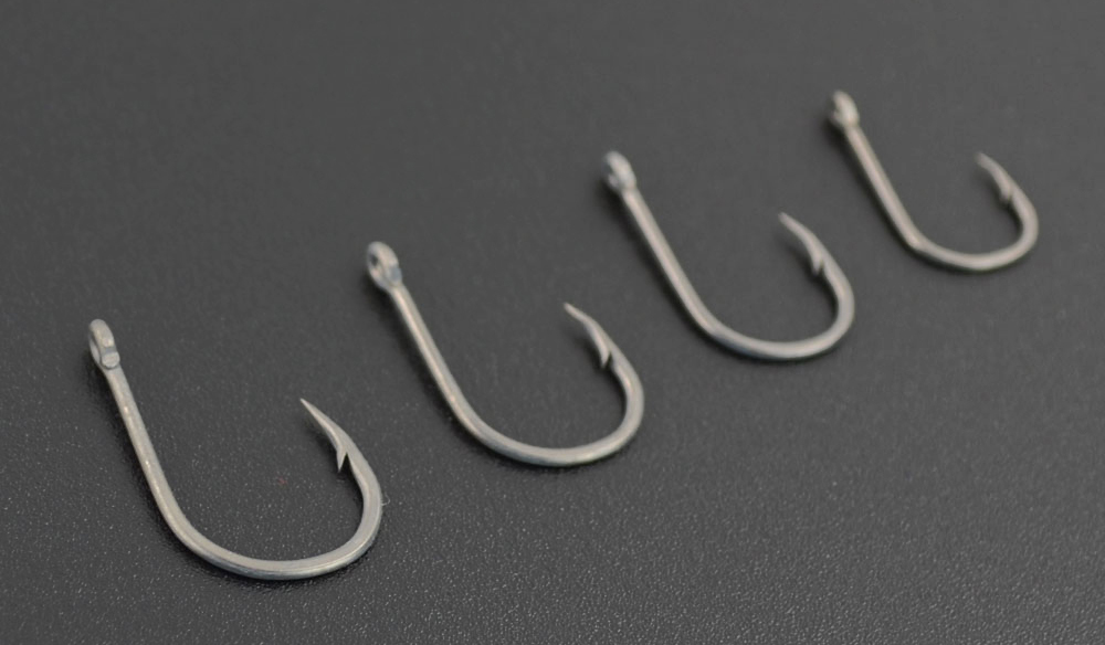 Hirisi 100 Stück Karpfen-Angelhaken mit Widerhaken, beschichtet, mit Ösen-Design in Japan, hergestellt aus Kohlenstoffstahl 8001, mit spleißbarer Box – Detail 4