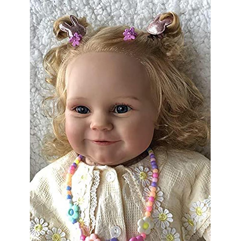 Riesige Baby Maddie bereits fertige bemalte Puppe mit verwurzelten blonden Haaren, weiches Kuschelkörperspielzeug für Kinder – Detail 5