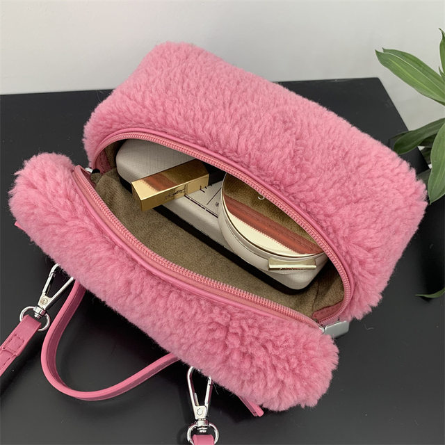 [MARITHE]★24FW★韓国人気★NU WEEK CLASSIC LOGO FUR BAG NU WEEK CLASSIC LOGO FUR BAG light beige - MARITHE FRANCOIS