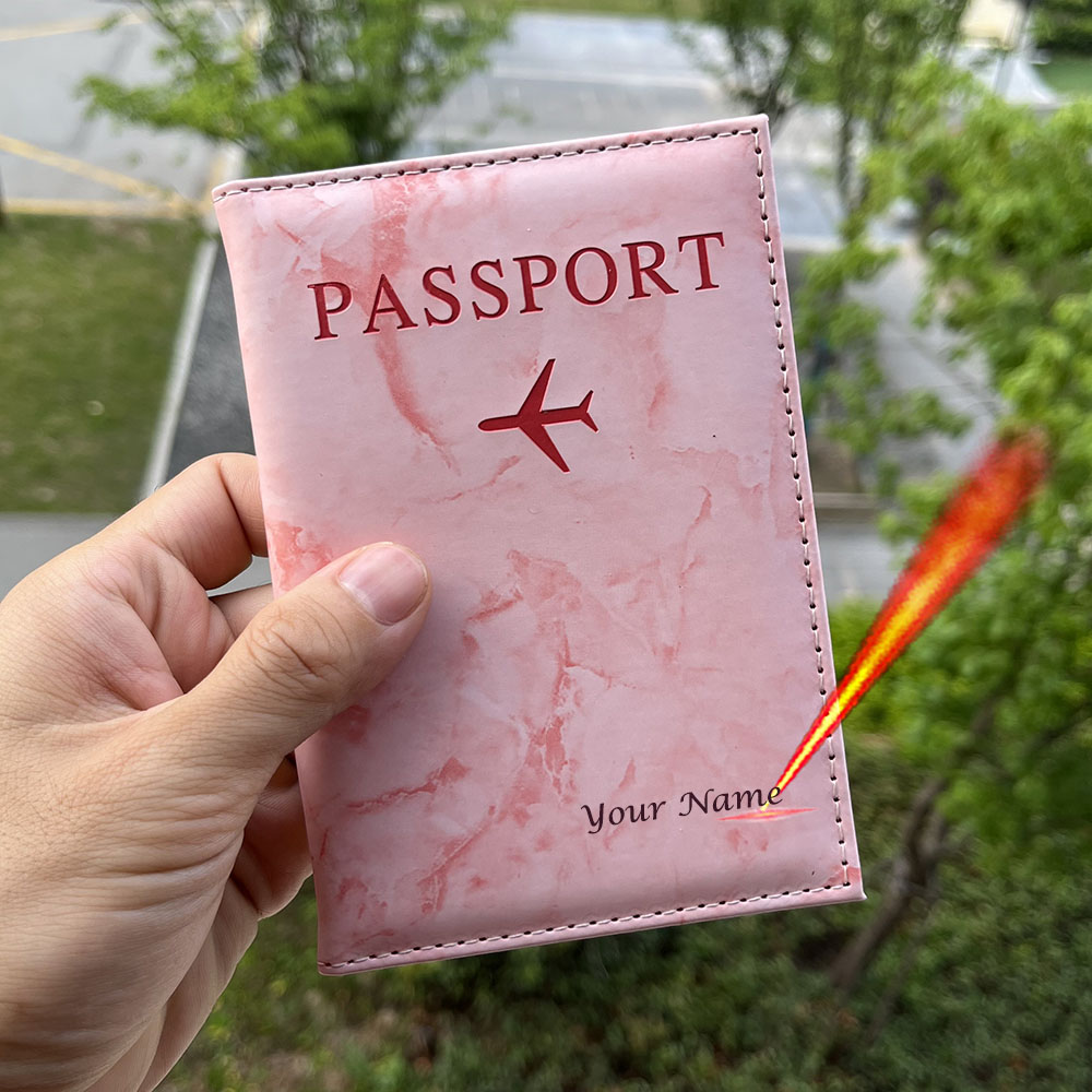 Passen Sie die personal isierte Pass hülle mit dem Namen Reisekoffer für Reisepässe an – Detail 6