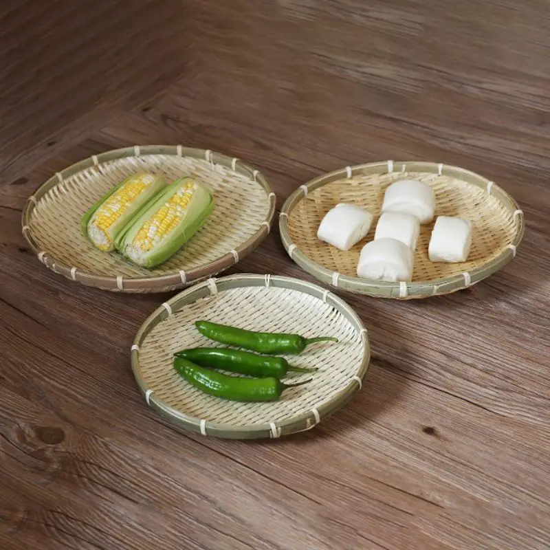 Cesta de bambú en uso como almacenamiento de cocina