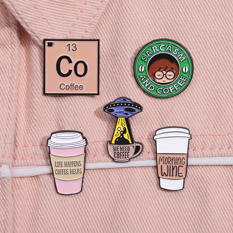 Kaffeetasse Brosche Emaille Pin Text Benutzerdefinierte Frauen Kinder Angetrieben Durch Kaffee Revers Hüte Abzeichen Metall Geschenk Zubehör Schmuck Großhandel – Detail 7