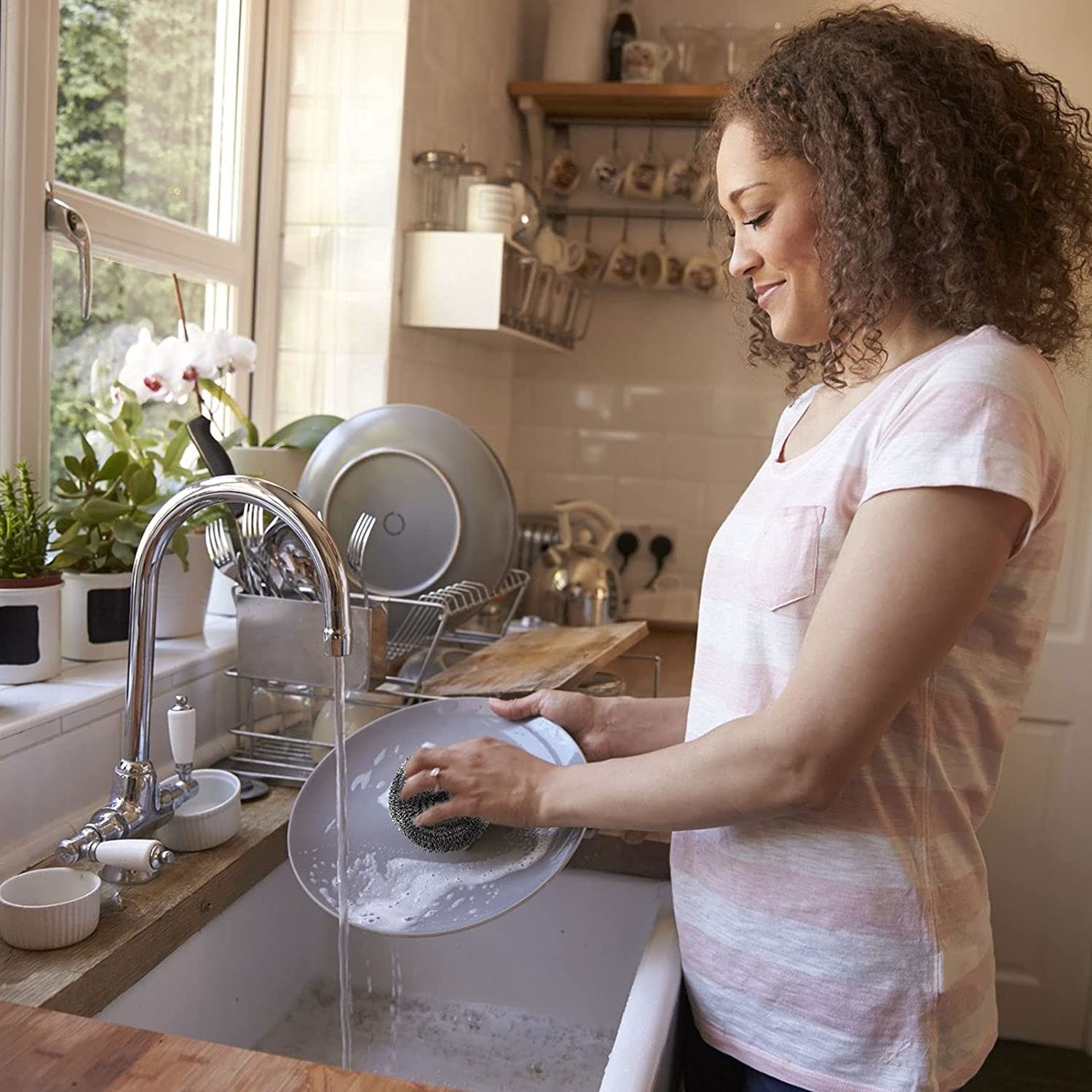 Мыть посуду дома. Wash the dishes. Женщина с посудой. Женщина на грязной кухне. Do the washing up.