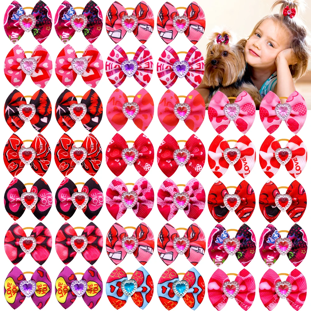 Una colección de lazos en forma de corazón con varios diseños, que incluyen patrones y colores como rosa, rojo y negro, algunos con corazones y otros elementos decorativos. En el centro de la imagen, hay una niña con un perro, ambos con lazos a juego.