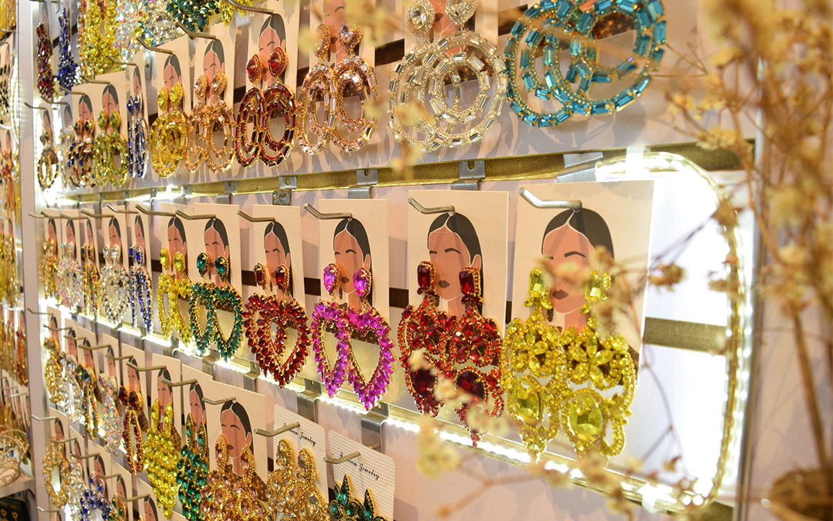 Romantische handgemachte Ohrringe mit rosa Rosenblütenquasten, mehrfarbigen rosa Perlen und kaskadenförmigen Harzanhängern für den Urlaub oder als Brautschmuck. – Detail 13