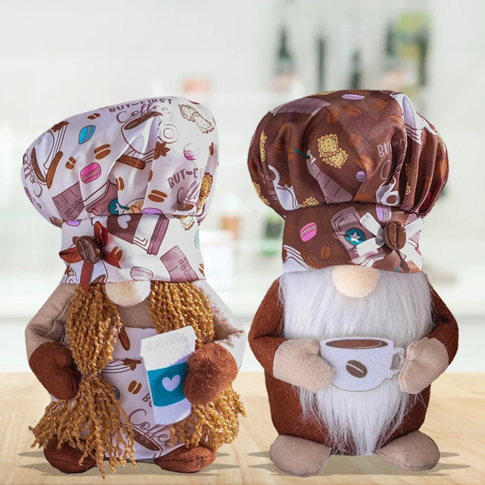 Dos muñecos de peluche que parecen chefs o panaderos. Llevan gorros y delantales de chef y cada uno sostiene un objeto diferente: uno sostiene una taza de café y el otro sostiene un trozo de papel con un corazón.