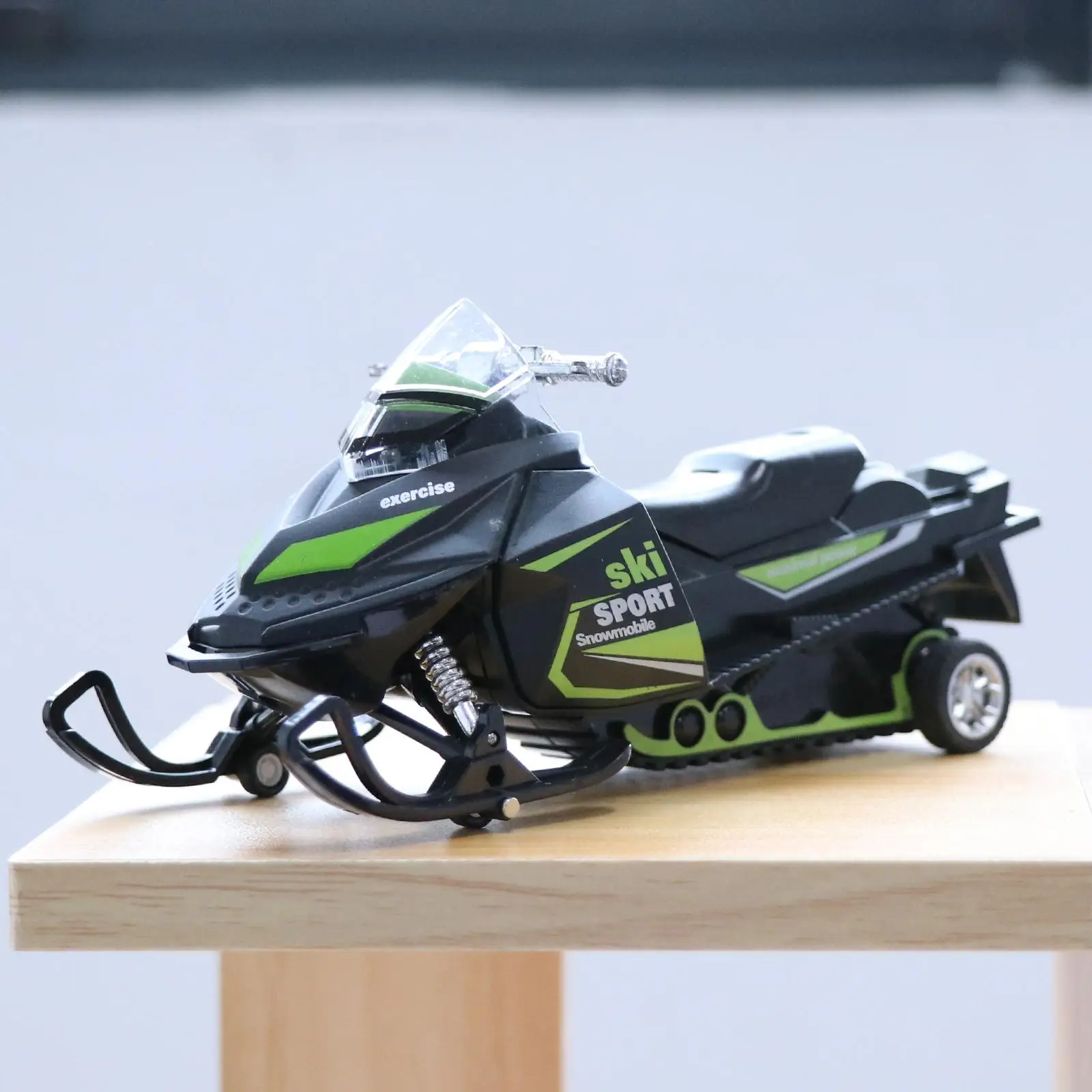 1:32 Snowmobile Model Pullback Motorbike Diecast with Lights And Sounds, Random