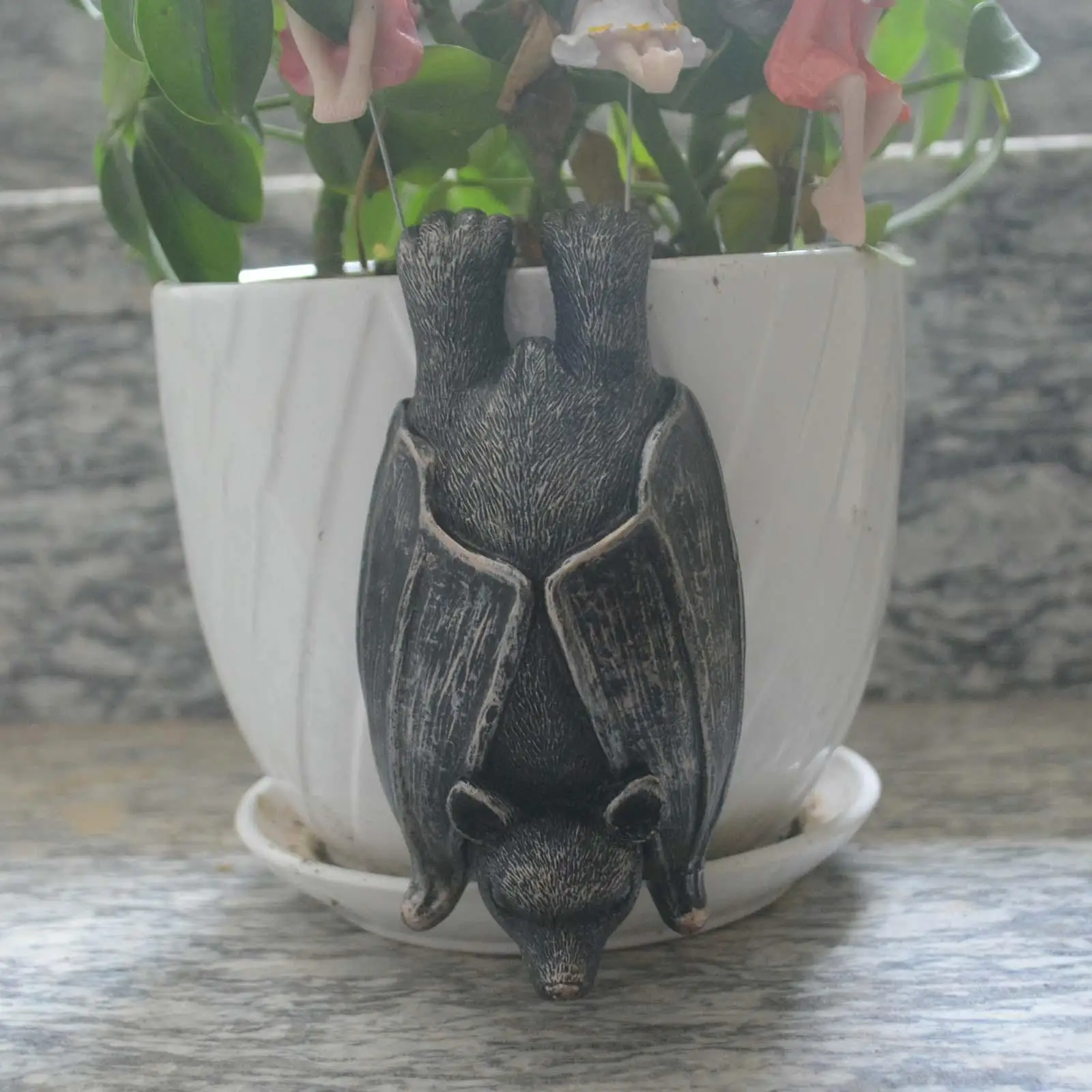 Novelty Flower Pot Hugger Flower Pot Figurine for Tabletop Garden Deoration