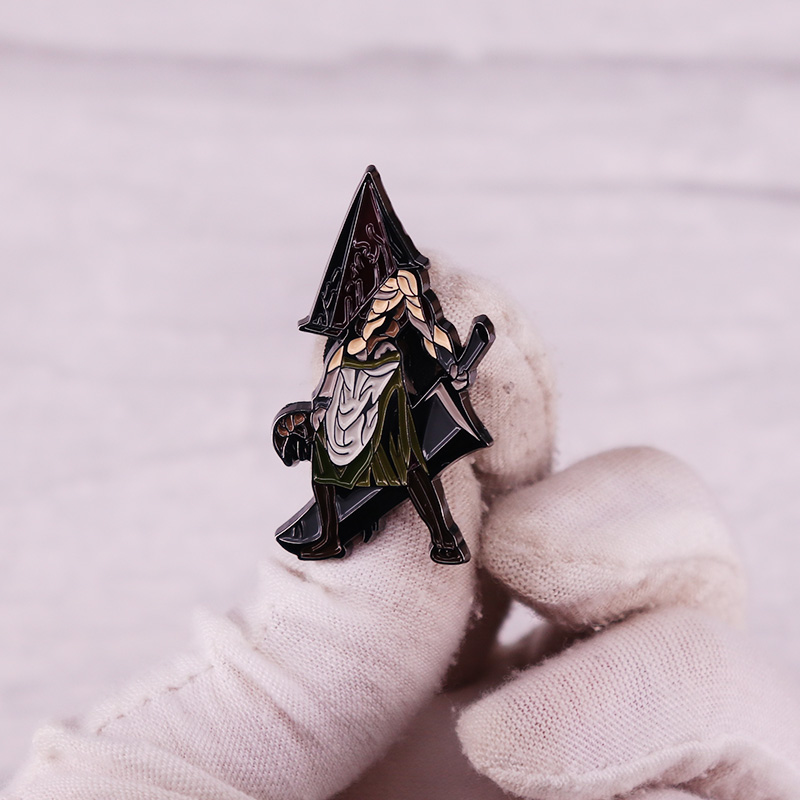 Silent Hillll Pyramid Head Emaille Pin Horror Videospiel Film Abzeichen Rucksack Dekoration Schmuck – Detail 1