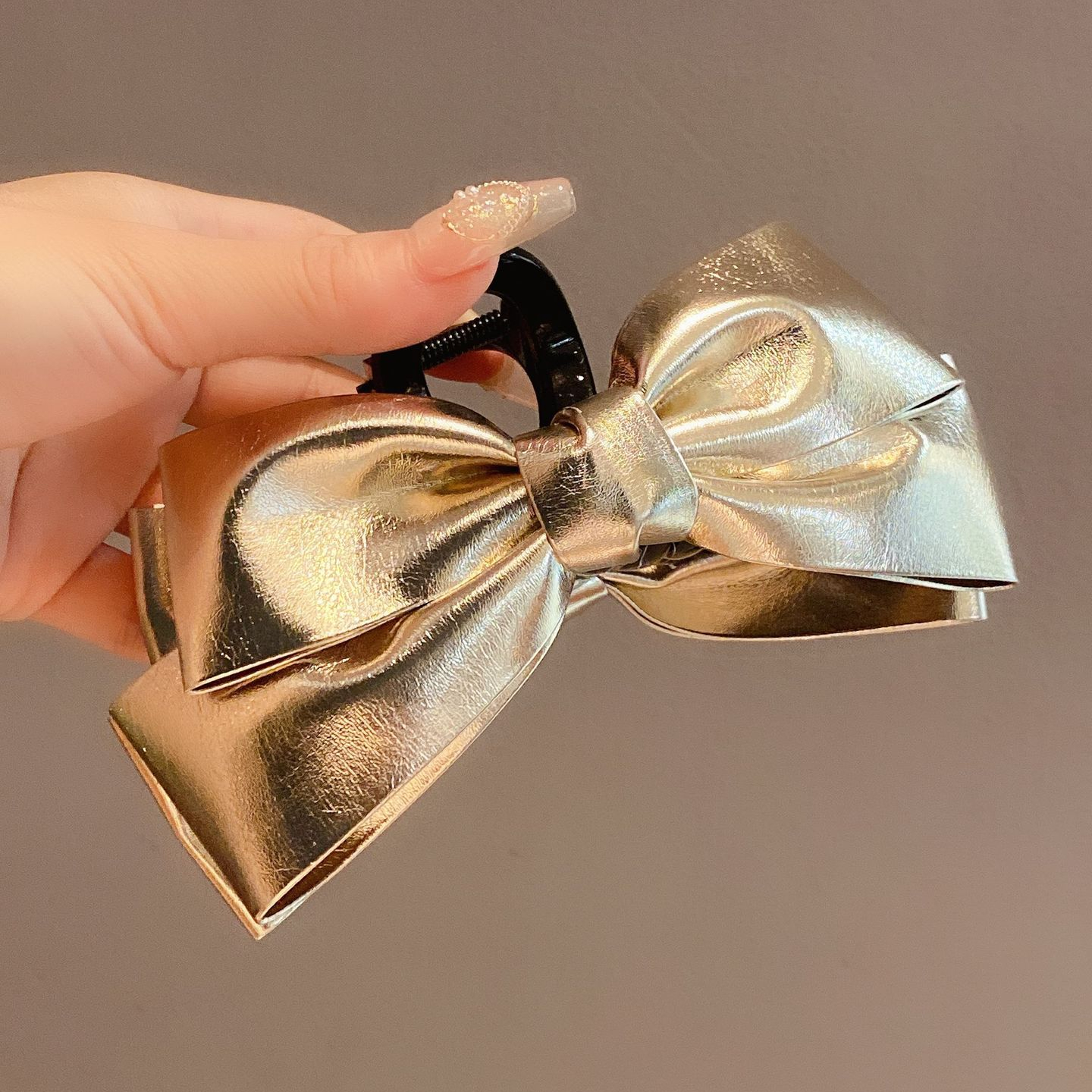 Koreanische Silber Leder Bogen Haar Krallen Clip frauen High-end-Gefühl Shark Grab Temperament Disc Karte Neue Zubehör – Detail 1