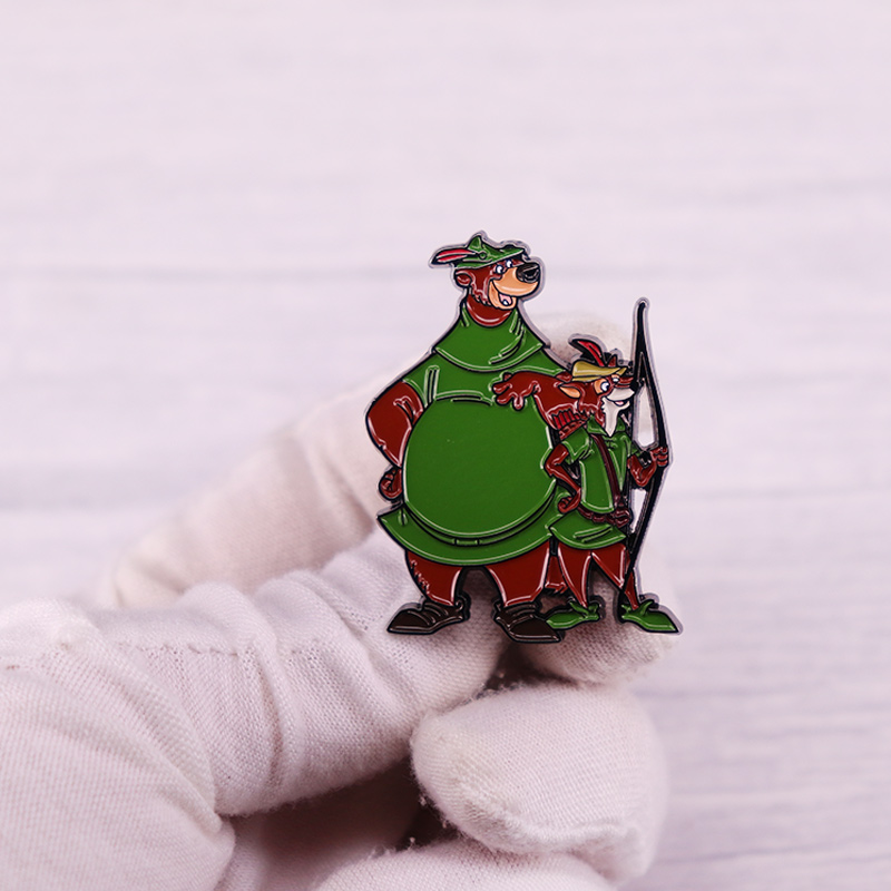 Riesige Krieger kleine John und Robbin Kapuze Emaille Pin klassische Cartoon Fuchs Bär Abzeichen Rucksack Dekoration Schmuck – Detail 2