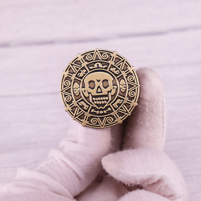 Fluch der Karibik Medaillon Azteken Münze Emaille Pin Retro Brosche Abzeichen für Rucksäcke Modeschmuck Geschenk – Detail 1