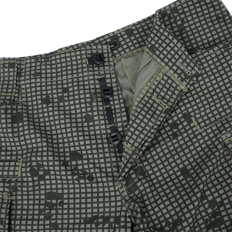 Un par de pantalones de camuflaje. Tienen un diseño estampado con una mezcla de colores oscuros y claros, típico del camuflaje para ayudar a integrarse en determinados entornos.