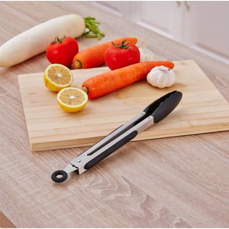 Una tabla de cortar con un cuchillo y verduras