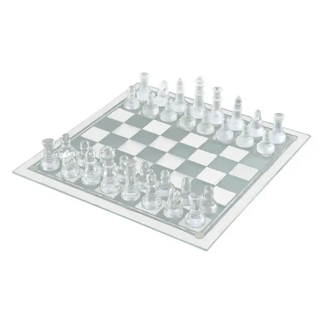 Peças de xadrez de vidro transparente dispostas em uma linha