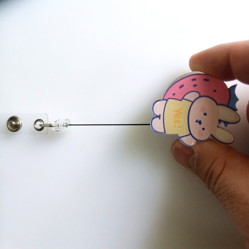 Neues Design, 1-teilig, ausziehbare Krankenschwester-Abzeichenrolle aus Acryl, niedlicher Anime-Häschenbär, Studenten-Namensschild, Ausweishalter, Schlüsselanhänger, Umhängeband – Detail 3