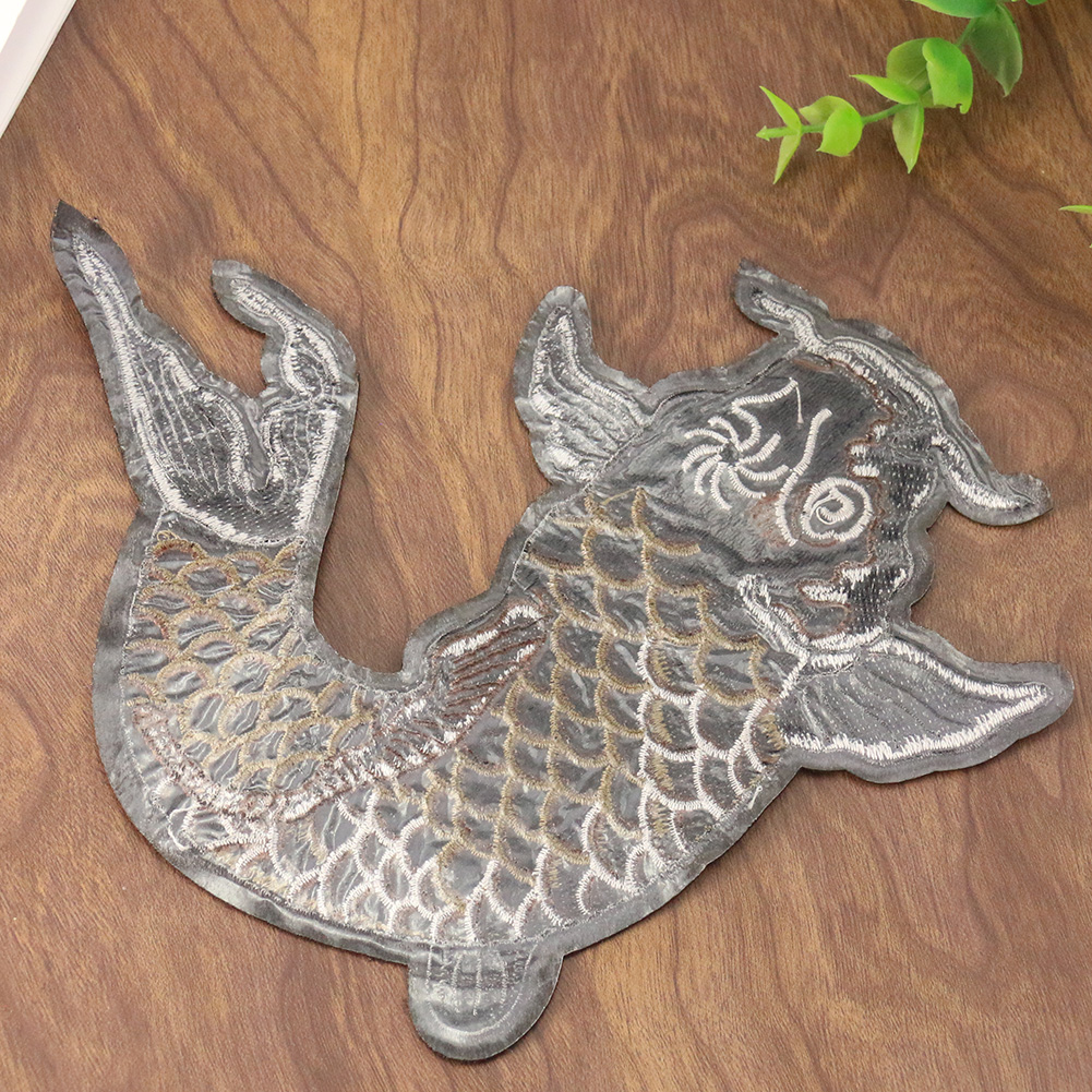 Große Karpfen-Stickerei, selbstklebend, zum Bügeln, dekoratives Zubehör, Kleidung, Bettwäsche, Heimstoffe, DIY-Patch, Reparaturaufkleber – Detail 2