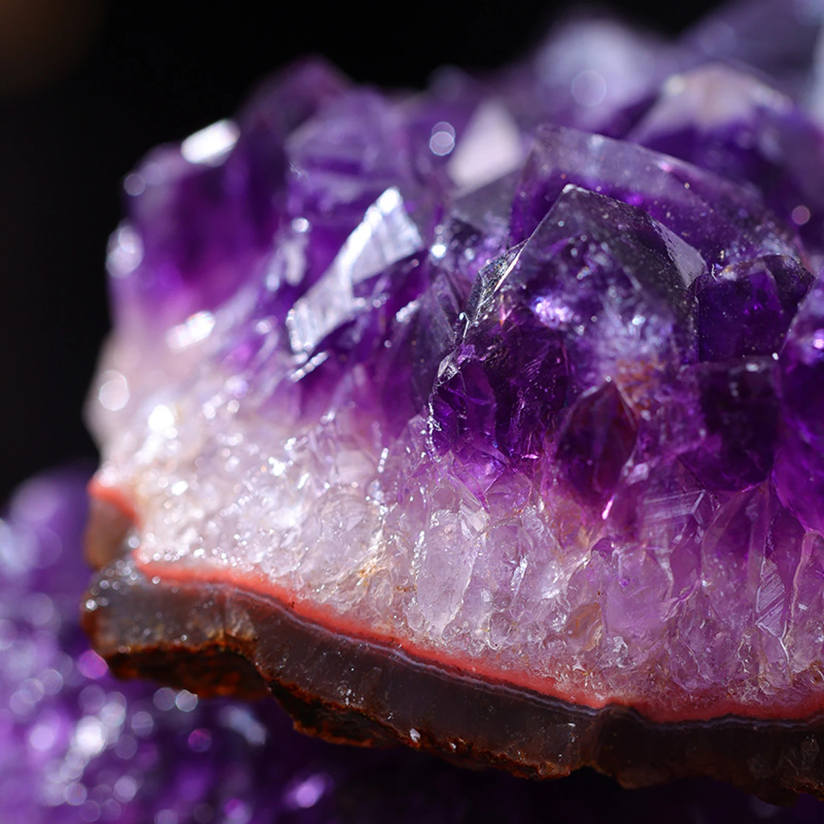Природный аметист. Фиолетовый кварц аметист. Кварц аметист минерал. Фиолетовый кварц камень. Кварц аметист шпат Аквамарин.