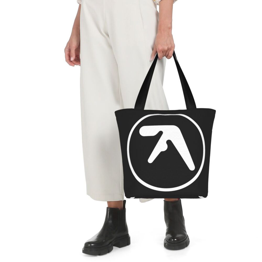 Aphex twin lidar com sacos merch para