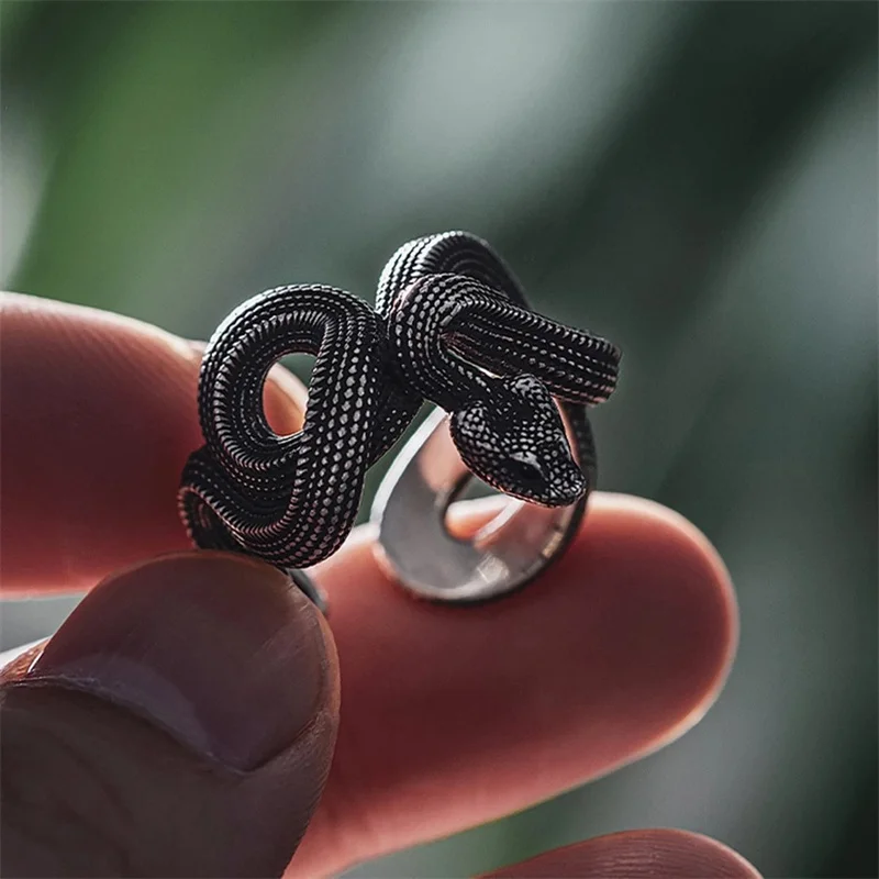 Серебряное кольцо в виде змеи - особенная символика в украшении