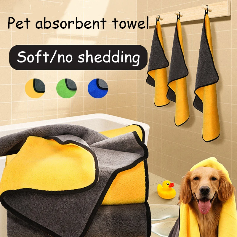 Una toalla para mascotas colgada de un estante en un baño. La toalla está diseñada con una combinación de colores amarillo y gris y tiene una superficie texturizada que parece suave y absorbente.