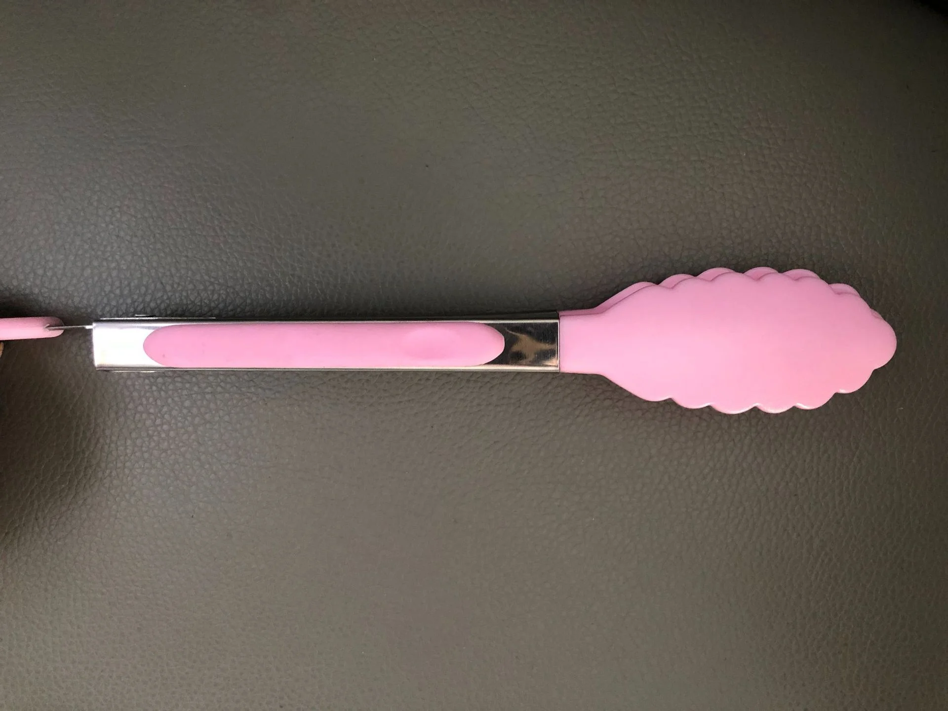 Un cepillo de cabello rosado con una estrella