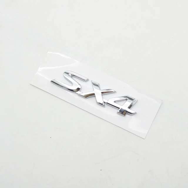 Constructeur automobile Suzuki japon manufacturel logo badge Bonnet chrome  Photo Stock - Alamy