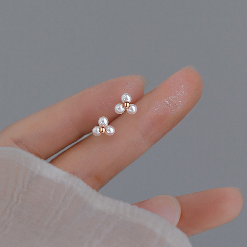 VOQ Silberfarbene runde Perlen-Dreieck-Ohrstecker für Damen, klassischer feiner Schmuck, minimalistische Accessoires, Perlenohrringe – Detail 5