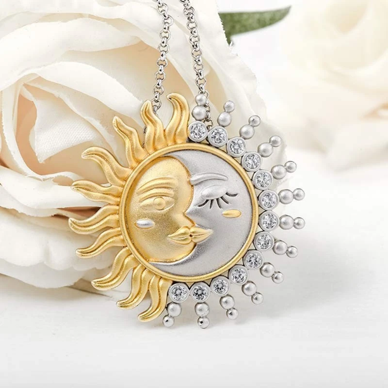 Кулон с изображением солнца и луны — символ силы и баланса