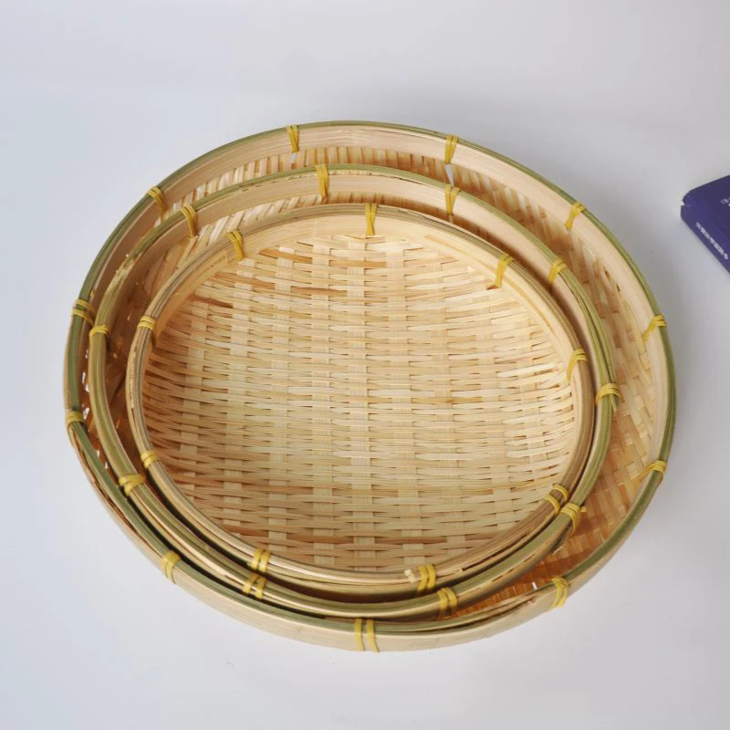 Cesta de bambú en habitación infantil