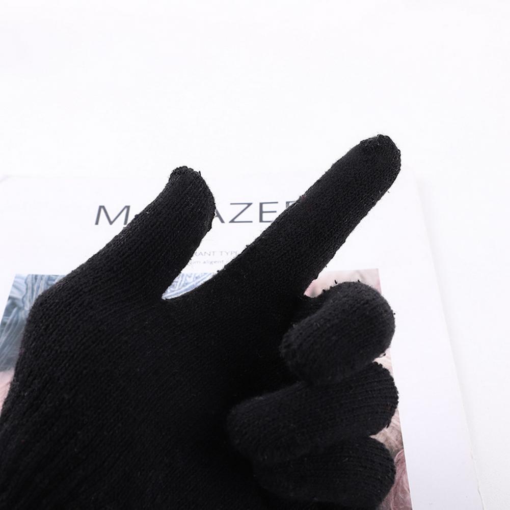 Laps kannab musta värvi soodsaid sõrmikuid, mis on valmistatud pehmest materjalist valgel taustal ajakirja kõrval.