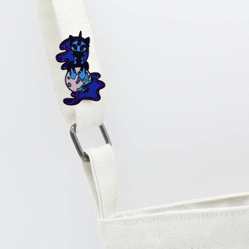 Glitter Blau Alicorn Ponny Prinzessin X Lunaa Emaille Pin Brosche Fantasie Mond Einhorn Abzeichen für Rucksäcke Mode Schmuck Geschenk – Detail 3