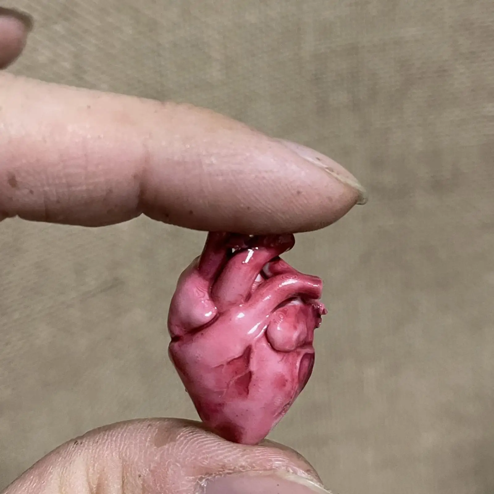 1/18 Scale Resin Heart Model Fine Workmanship Photo Prop Scene Decoration Toy for Kids Adults for 3.75in Action Figures Diorama