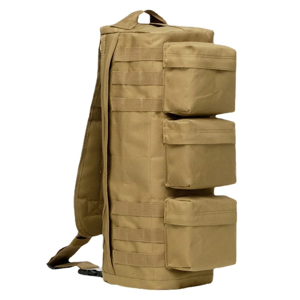 Una mochila bronceada con correa y bolsillos