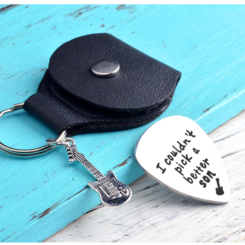 �I Cloudn't Pick A Better Brother Dad Son“ Gitarrenplektren-Schlüsselanhänger, Musikgeschenke für Bruder, Vater, Sohn, mit Tasche und Gitarrenanhänger – Detail 3