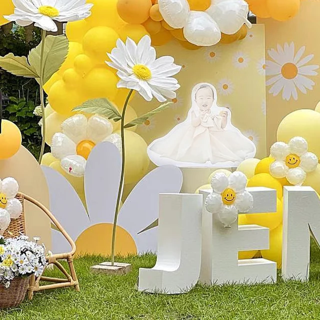 Paper Flower Centerpieces - Oversized Daisy Party Decorations - Stage &  Photography Props, Retail Window Display, Parade Floats, Trade Show